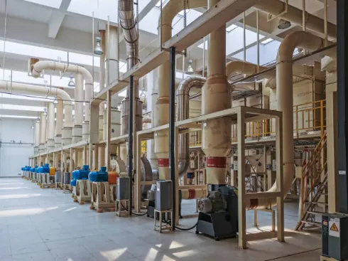 Grand atelier de broyage et de classification de revêtements en poudre comprenant plusieurs systèmes de moulin ACM, collecteurs de poussières et pipelines industriels dans une installation de production moderne